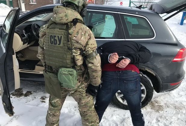 СБУ задержала граждан Украины, которые переправляли авто на евробляхах боевикам "ЛНР" 1