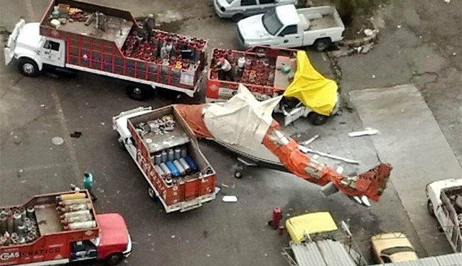 В Мексике вертолет упал на газовоз. 5 человек пострадали