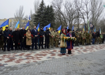 День добровольца в Николаеве: сотни горожан возложили цветы к мемориалу “Струны памяти”