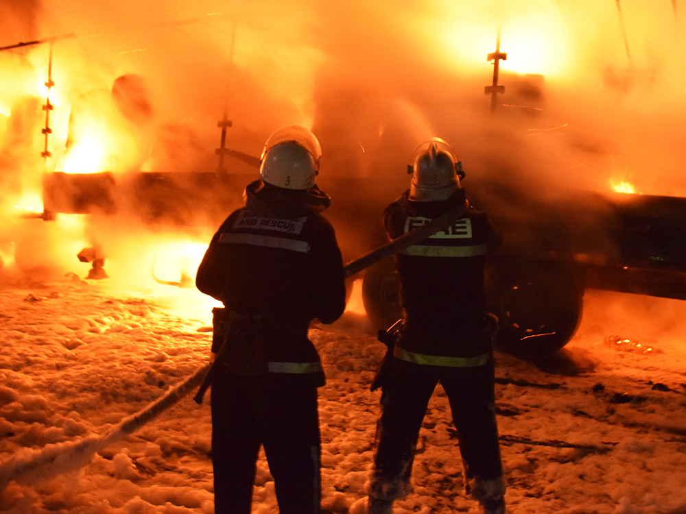 В Николаеве сгорел грузовик Volvo с прицепом 9