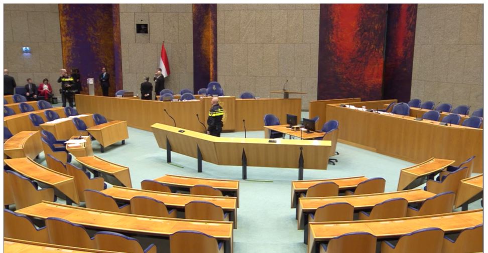 В Нидерландах активист пытался повеситься прямо в парламенте - так он хотел "разбудить политиков" 3