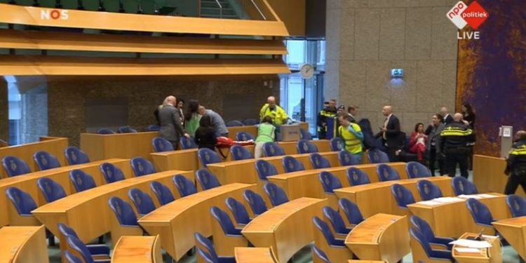 В Нидерландах активист пытался повеситься прямо в парламенте – так он хотел “разбудить политиков”