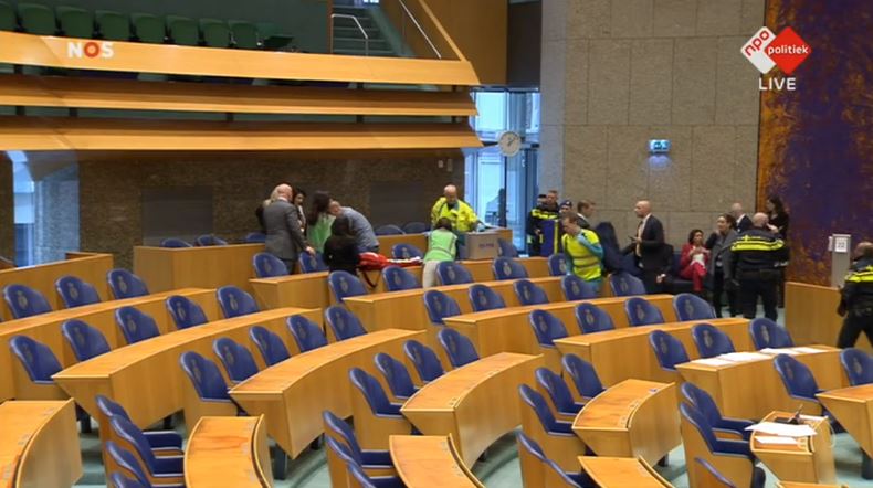 В Нидерландах активист пытался повеситься прямо в парламенте - так он хотел "разбудить политиков" 1
