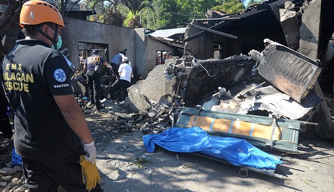 На Филиппинах самолет врезался в дом. Погибли все
