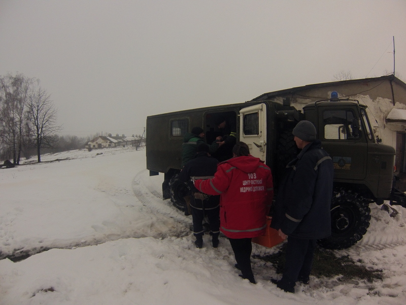 Во Врадиевке в снегу застряла "скорая", к больному с инсультом медиков доставили спасатели 3