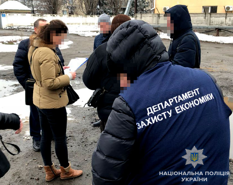 Полиция задержала двух чиновников Укрзализныци на взятке в 85 тысяч гривен 5