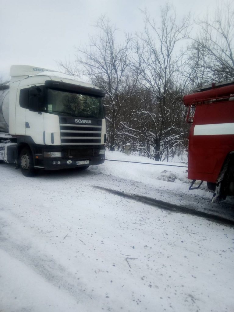 Зима не отступает. Николаевские спасатели снова помогали застрявшим в снегу 8