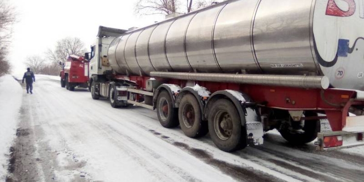 Зима не отступает. Николаевские спасатели снова помогали застрявшим в снегу