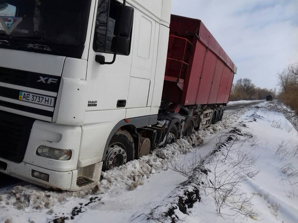 Из снега и грязи. Николаевские спасатели продолжают помогать водителям, попавшим в беду 4