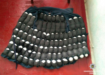 Яйцелюб в Кременчуге  сделал куртку-яйценоску и вынес с фабрики 110 яиц в карманах