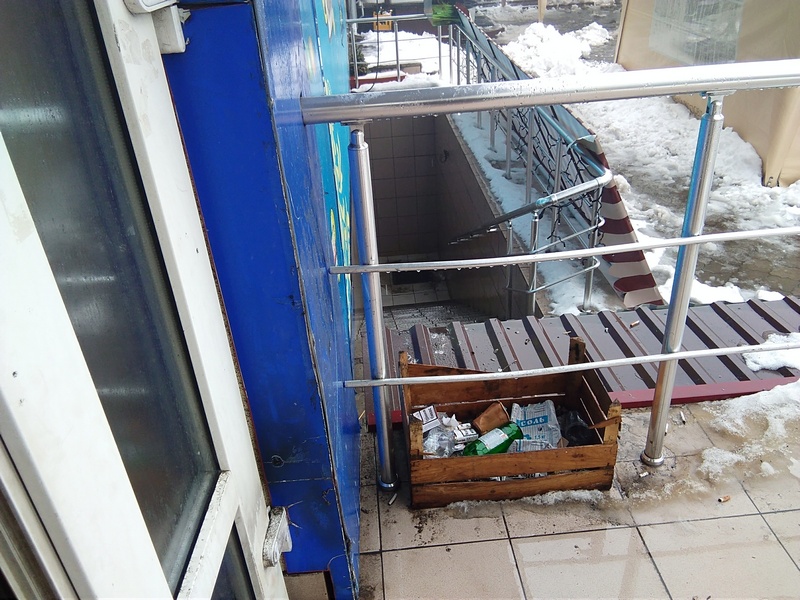В Николаеве Национальная лотерея работает круглосуточно, но под снегом, мусором и на птичьих правах 3