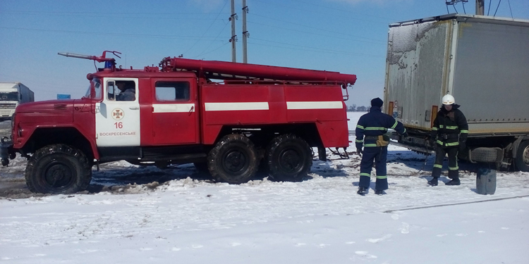 Из снега и грязи. Николаевские спасатели продолжают помогать водителям, попавшим в беду