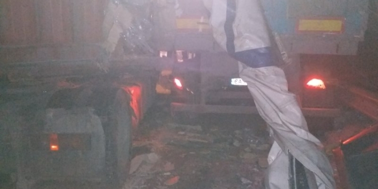 В Кривоозерском районе столкнулись 2 грузовика, дорогу залило топливом