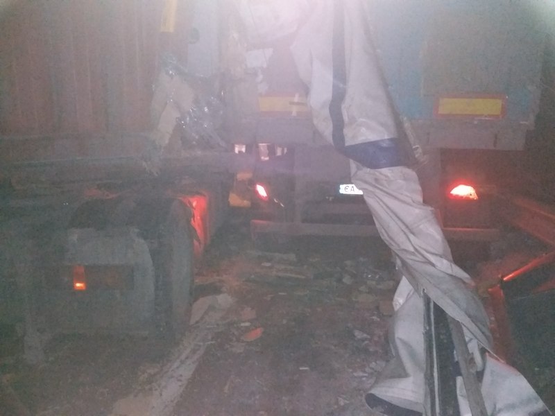 В Кривоозерском районе столкнулись 2 грузовика, дорогу залило топливом 5