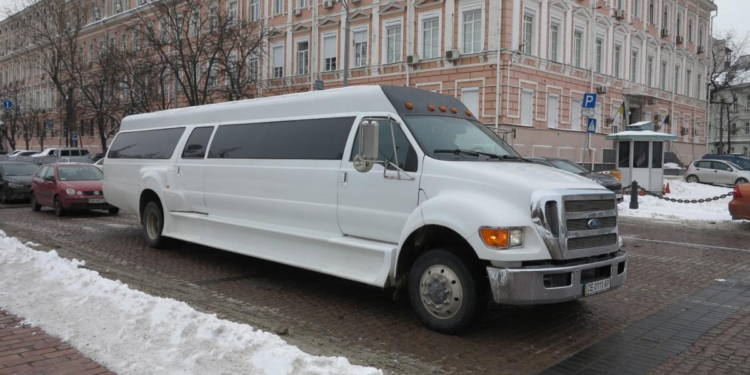 Лимобас – 3 тыс.грн. в час. Это уже не лимузин, это бар-караоке на колесах