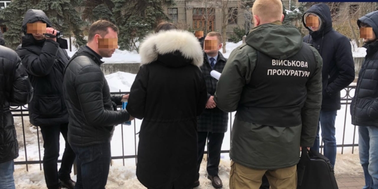 Сотрудник секретариата Кабмина попался на взятке в первый день работы