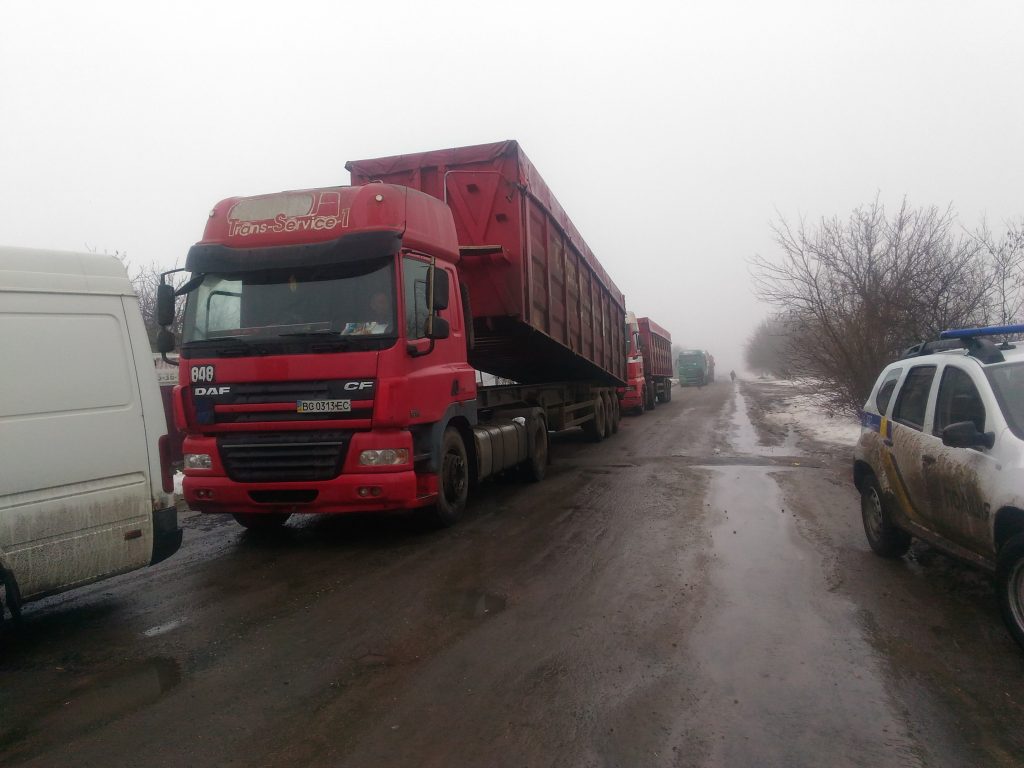 Жители Николаевщины продолжили блокировать трассу Н-14, образовался 10-километровый затор 15