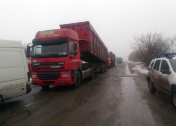 Жители Николаевщины продолжили блокировать трассу Н-14, образовался 10-километровый затор