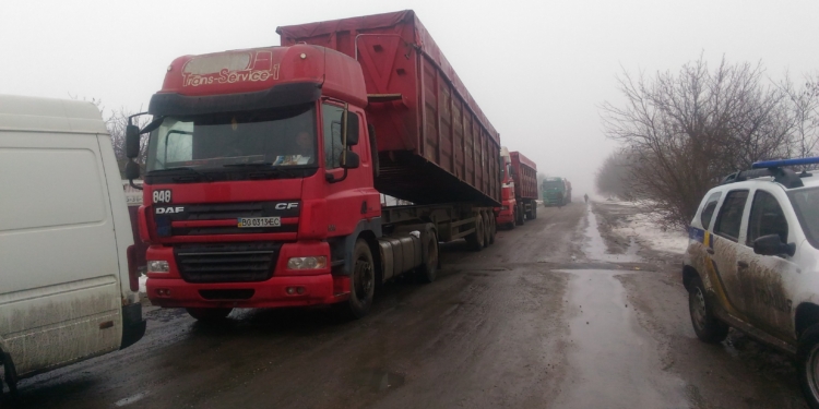 Жители Николаевщины продолжили блокировать трассу Н-14, образовался 10-километровый затор