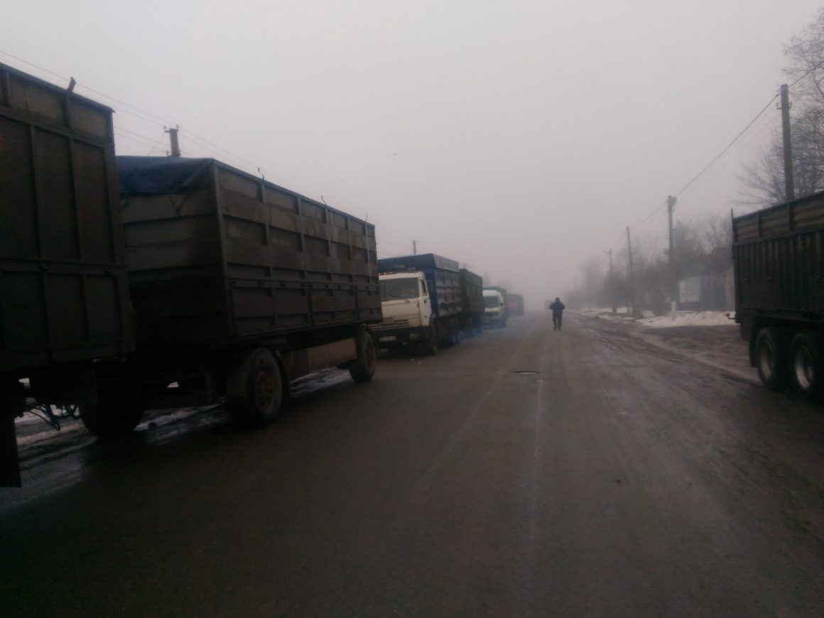 Жители Николаевщины продолжили блокировать трассу Н-14, образовался 10-километровый затор 14