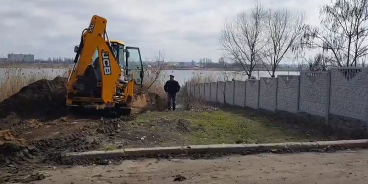 Жители Николаева пожаловались на «Могилянку», которая массово сбрасывает мусор и грунт на берег Ингула