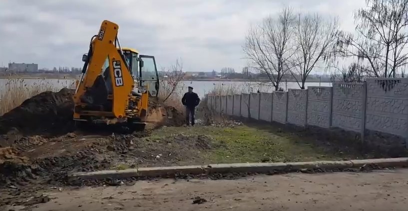 Жители Николаева пожаловались на «Могилянку», которая массово сбрасывает мусор и грунт на берег Ингула 1