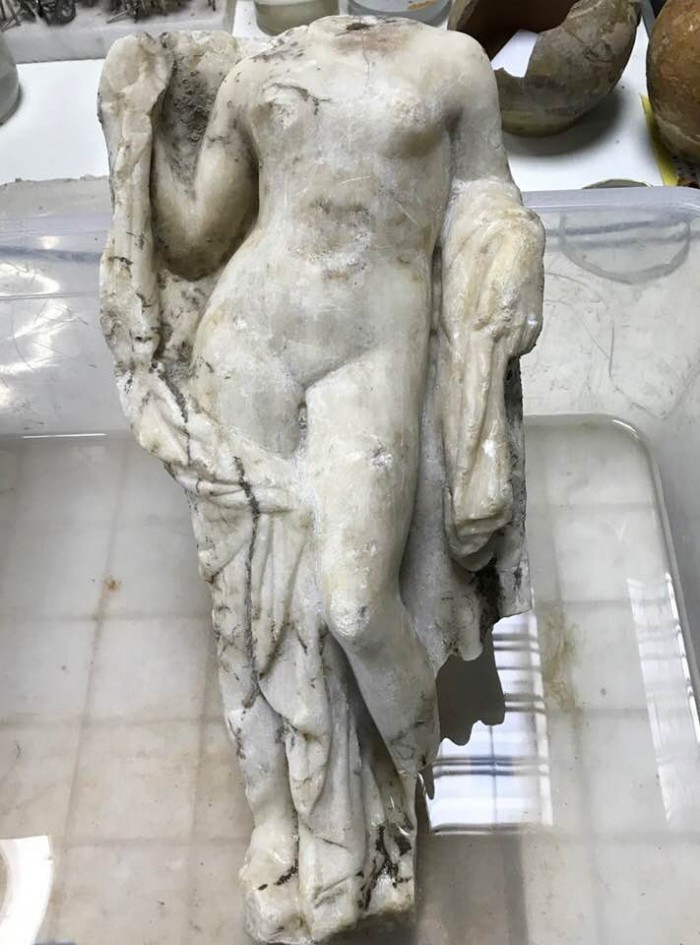 Строители метро в Салониках откопали статую обнаженной Афродиты 3