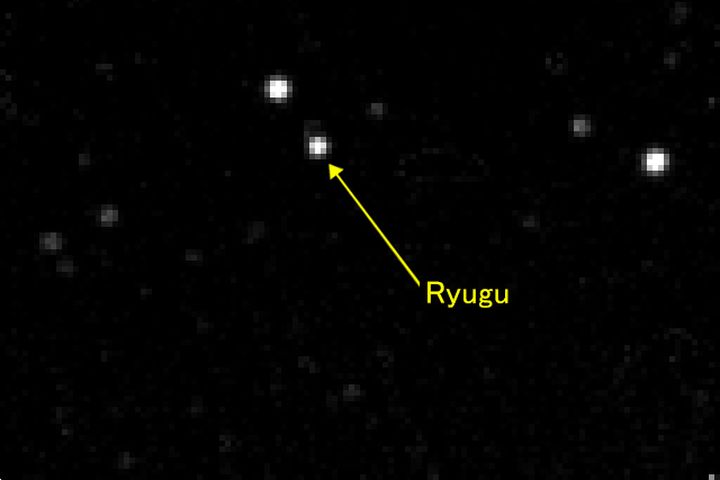 Японская межпланетная станция впервые сфотографировала астероид, который будут взрывать 1