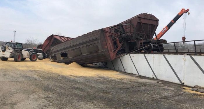 Под Одессой сошел с рельсов поезд с зерном