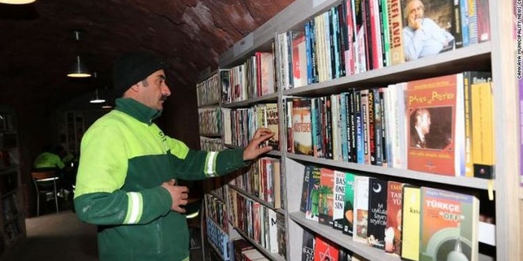 Библиотеку из мусора собрали в Турции