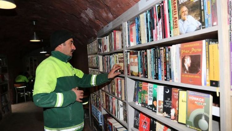 Библиотеку из мусора собрали в Турции 5