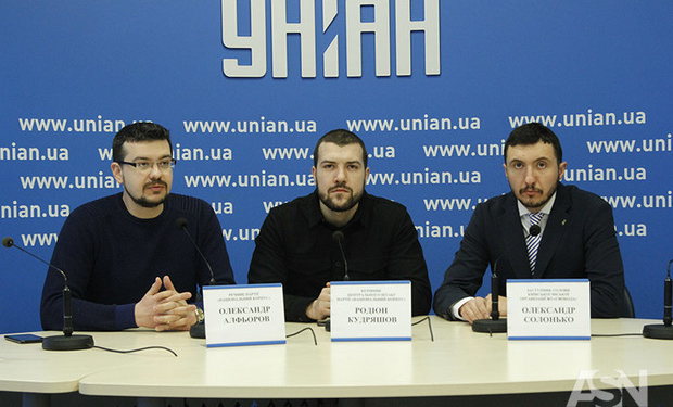 Национальный корпус пообещал блокировать Николаевский облсовет до отставки губернатора Савченко