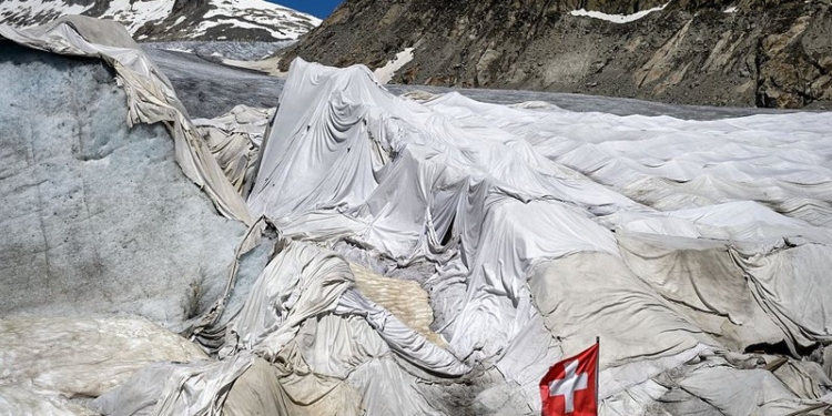 В Швейцарии решили укутать ледники – чтоб медленнее таяли