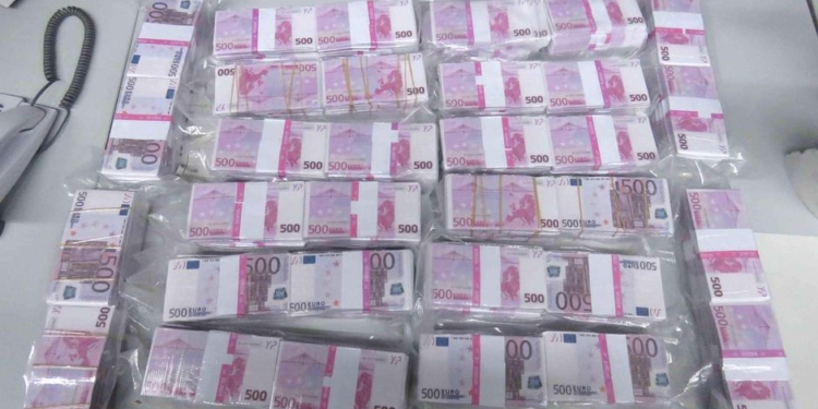 Германский пекарь нашел в мусорном контейнере €8 млн. Но получить свои 3% от находки ему было не суждено