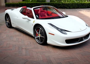 Британские полицейские “по ошибке” отправили под пресс суперкар Ferrari