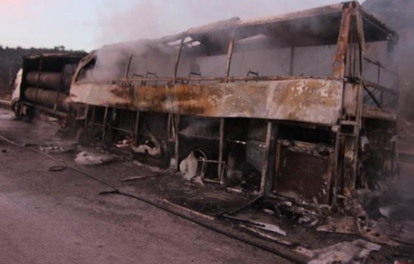 В Турции пассажирский автобус врезался в грузовик, 13 человек погибли