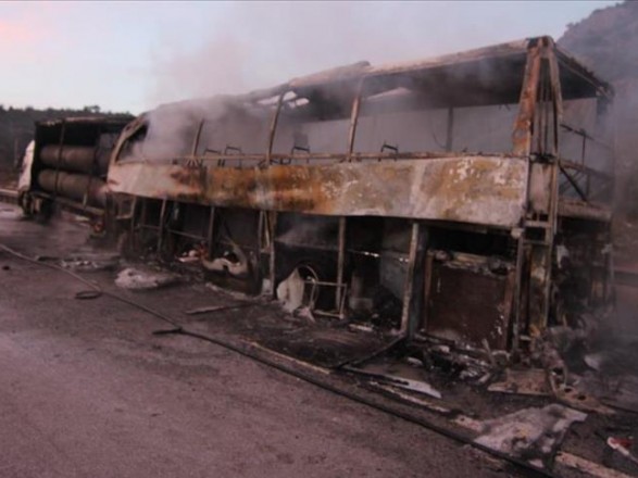 В Турции пассажирский автобус врезался в грузовик, 13 человек погибли 1
