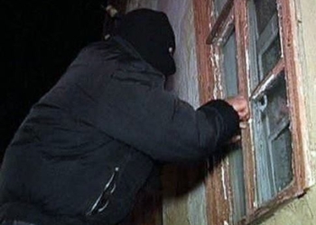 Разбойники ворвались в дом к пенсионерке и забрали банковскую карту. И были разочарованы