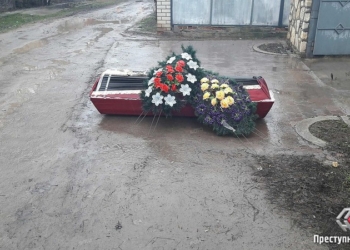 Николаевскому бизнесмену принесли под ворота дома гроб с его фотографией