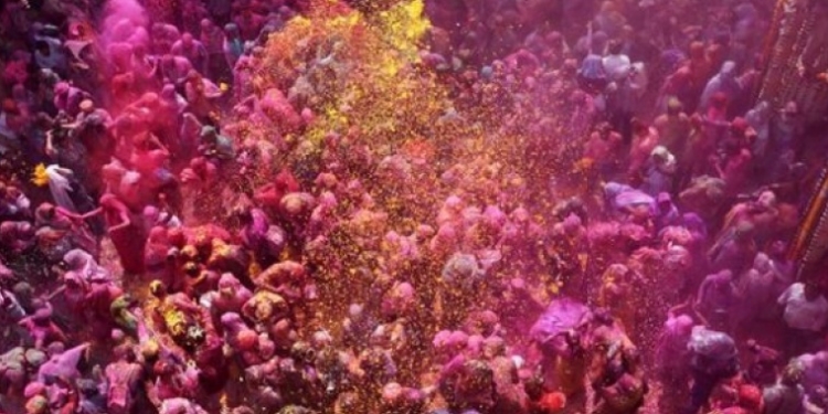 Буйство красок: в Индии празднуют Холи