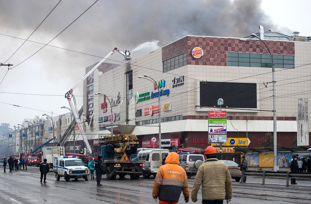 Пожар в Кемерово: у местных жителей изымают телефоны, для опознания трупов детей требуют подписку о неразглашении - СМИ 1