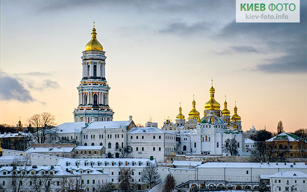 Опять скандал. Священник Киево-Печерской лавры ехал в Москву в спецвагоне и вез $65 тыс.