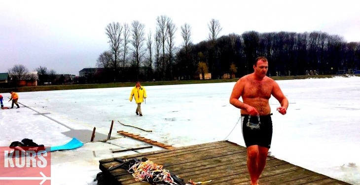 Украинский адвокат проплыл 61 метр подо льдом и установил рекорд