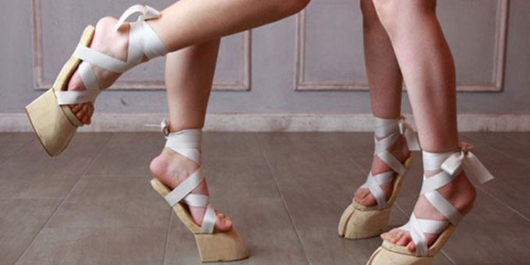 В Японии вошли в моду сандалии в виде копыт