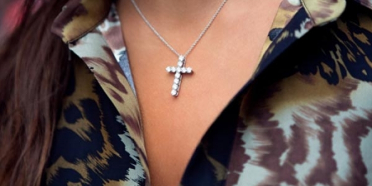 В соцсетях обсуждают официальный дресс-код Кабмина: кому позволены изумруды, и можно ли носить крестик поверх одежды