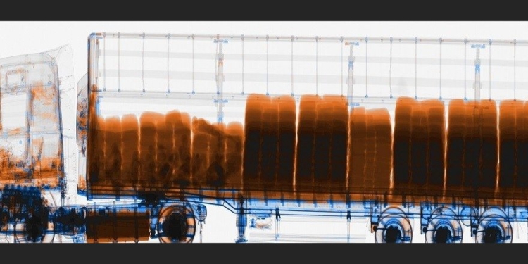 В Литве задержали российский тягач с замерзшими нелегалами