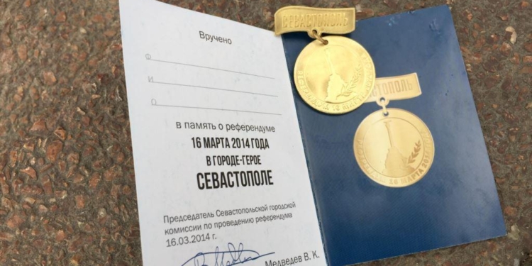 В Севастополе выдают медаль всем проголосовавшим на выборах президента России