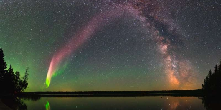 Одной тайной меньше, а жаль. Ученые раскрыли загадку фиолетовых радуг в Канаде