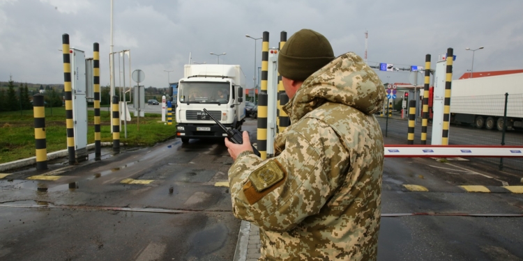 Пограничники: В очередях на въезд в Украину – сотни авто