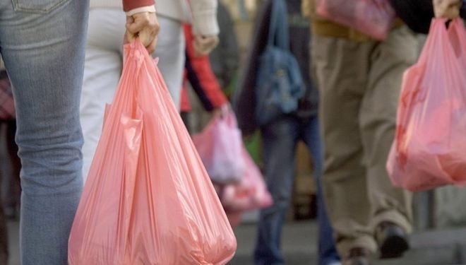 В Украине хотят заменить пластиковые пакеты. А чем? Предложения спорны